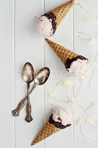 三 草莓 冰淇淋 頂部 視圖 粉紅色 商業照片 © StephanieFrey