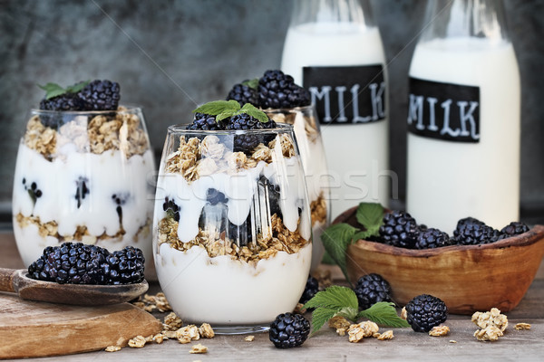 Saludable BlackBerry griego yogurt granola frescos Foto stock © StephanieFrey