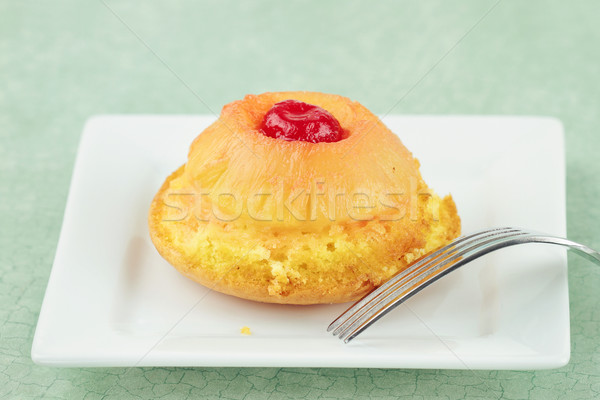 Ananász fejjel lefelé torta adag gurmé tányér Stock fotó © StephanieFrey