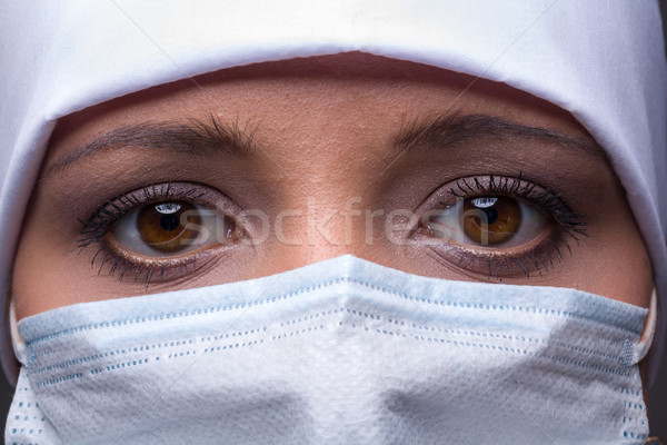 Nő visel sebészi sapka maszk közelkép Stock fotó © stepstock