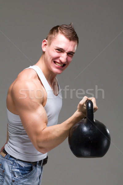 Férfi testmozgás súlyzós edzés edzés fitnessz egy Stock fotó © stepstock