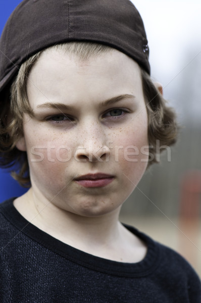 Hat wstecz młody chłopak patrząc poważny różany Zdjęcia stock © stockfrank