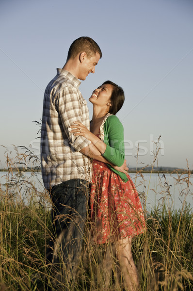 Jungen Paar stehen groß Gras Stock foto © stockfrank