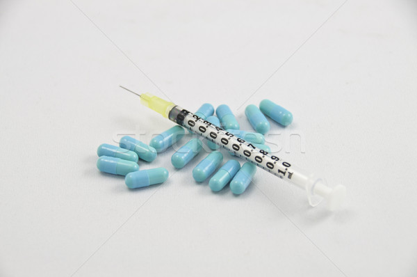 Spritze Pillen Schwerpunkt Mitte blau weiß Stock foto © stockfrank