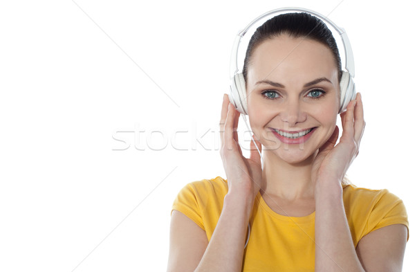 Zenét hallgat vonzó tinédzser mp3 lejátszó nő mosoly Stock fotó © stockyimages