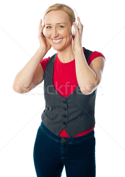Vrouwelijke genieten muziek muziekspeler modieus Stockfoto © stockyimages