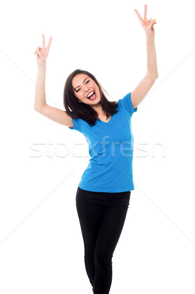 Fiatal lány ujjongás izgalom izgatott gyönyörű nő mutat Stock fotó © stockyimages
