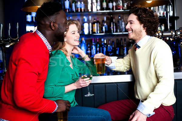 Stockfoto: Groep · drie · vrienden · bar · drinken · bier