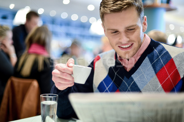 Om lectură ziar în aer liber cafenea tânăr Imagine de stoc © stockyimages