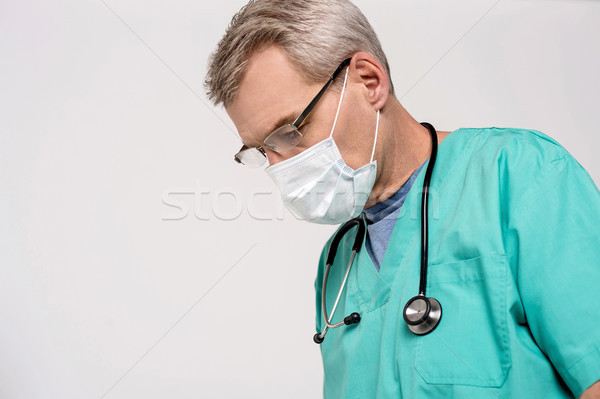 Aufmerksam aussehen männlich Chirurg konzentrierter männlichen Arzt Stock foto © stockyimages