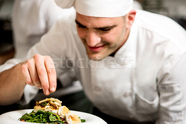 Masculina chef ensalada queso de cabra restaurante hojas Foto stock © stockyimages