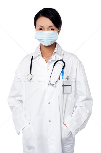 Feminino cirurgião posando mãos jaleco jovem Foto stock © stockyimages