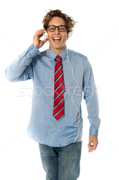 Joven escuchar música aislado negocios hombre hombres Foto stock © stockyimages