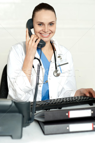 Foto stock: Médico · especialista · telefone · sorridente · câmera