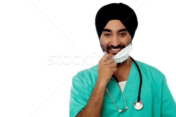 [[stock_photo]]: Souriant · médecin · de · sexe · masculin · masque · chirurgical · jeunes · stéthoscope · blanche