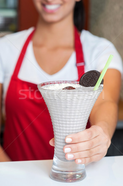 Femeie bucătar-şef milkshake imagine proaspăt Imagine de stoc © stockyimages