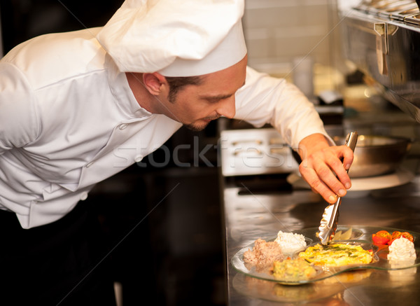 Masă bucătar-şef alimente ajutor Imagine de stoc © stockyimages