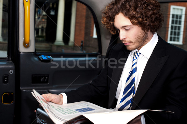 бизнесмен чтение журнала внутри такси Smart Сток-фото © stockyimages