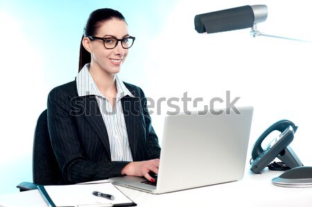 Femeie de afaceri scris important document zâmbitor Imagine de stoc © stockyimages