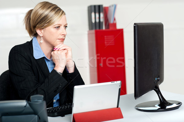 Vállalati hölgy néz képernyő gondolkodik megoldás Stock fotó © stockyimages