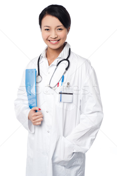 Sorridente jovem médico dobrador feminino médico Foto stock © stockyimages