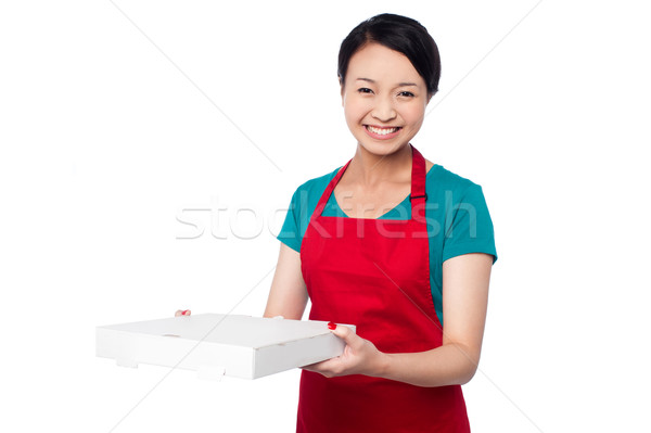 Femenino chef blanco caja de pizza sonriendo Foto stock © stockyimages