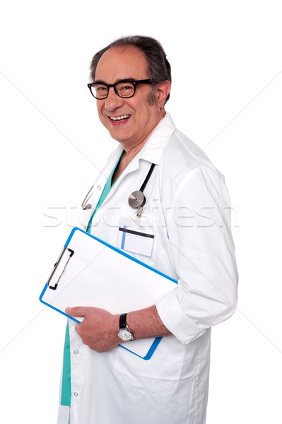 Senior médico do sexo masculino clipboard vista lateral isolado Foto stock © stockyimages