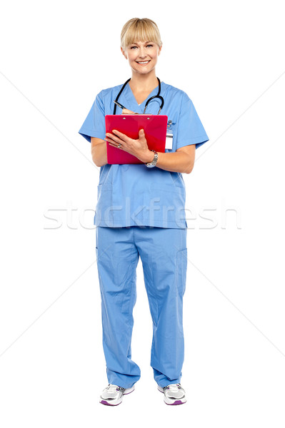 Foto stock: Médicos · practicante · posando · portapapeles · aislamiento · sonriendo