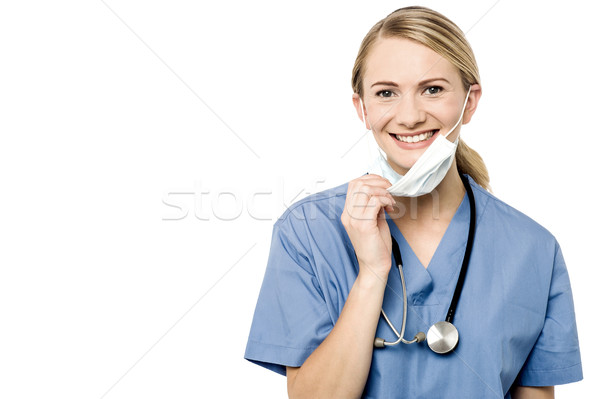 Pacient zâmbitor femeie medic masca chirurgicala fericit Imagine de stoc © stockyimages