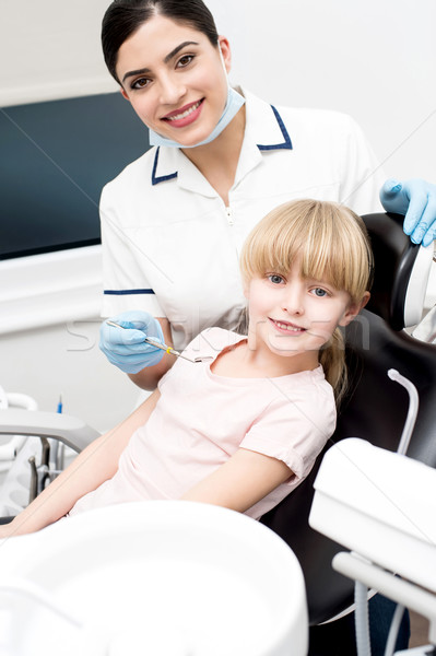 Little girl dental assistente olhando câmera Foto stock © stockyimages