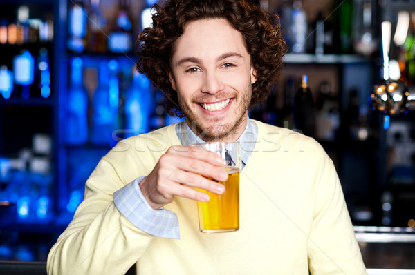 Foto stock: Jóvenes · tipo · cerveza · bar · guapo