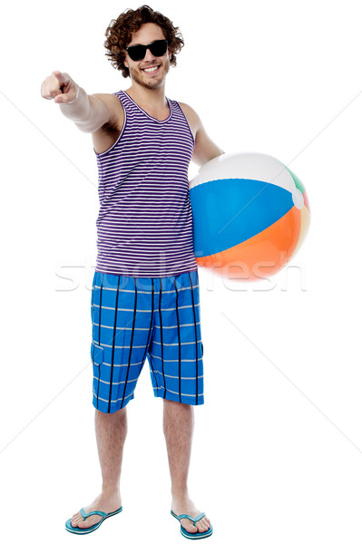 Spelen jonge man strandbal wijzend Stockfoto © stockyimages