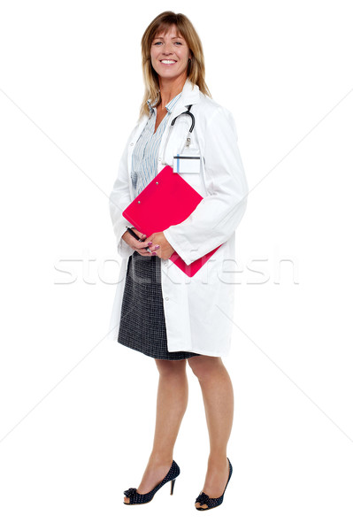 Uśmiechnięty kobiet lekarz schowek Zdjęcia stock © stockyimages