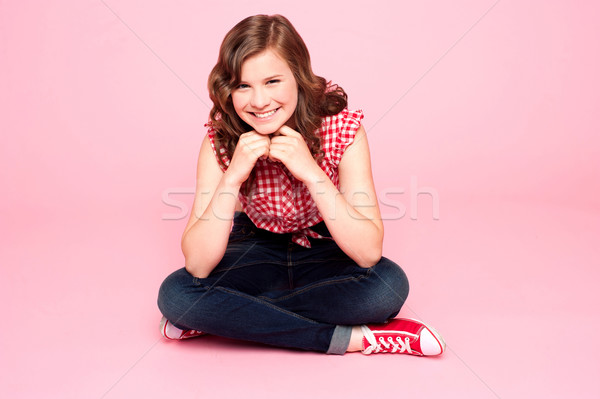 Zdjęcia stock: Dziewczyna · posiedzenia · ręce · podbródek · różowy