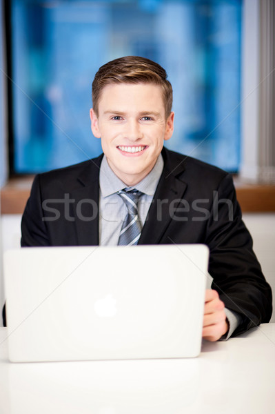 Empresarial tipo portátil empresario surf ordenador portátil Foto stock © stockyimages