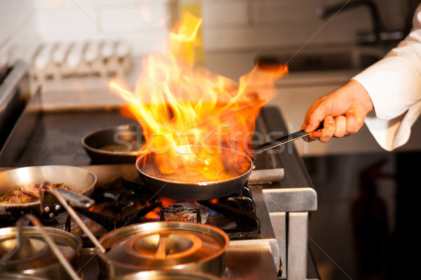 Keuken kachel vlam koekenpan hand Stockfoto © stockyimages
