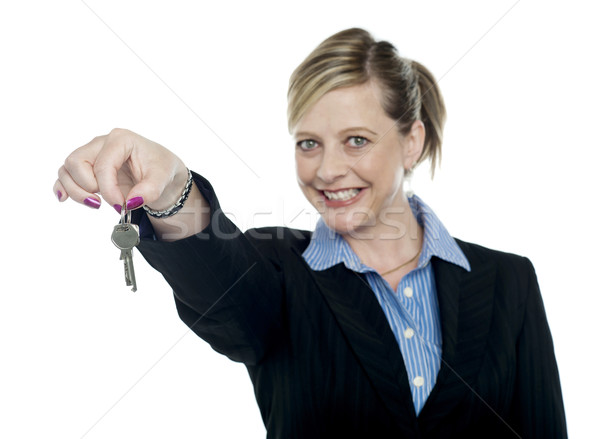 Szczęśliwy kobieta klucze oferowanie Zdjęcia stock © stockyimages
