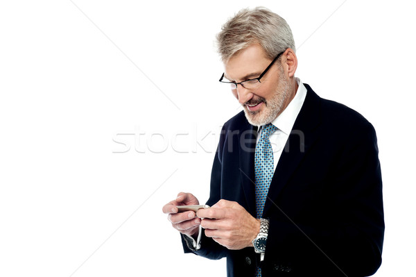 Idős üzletember olvas szöveges üzenet mosolyog üzlet Stock fotó © stockyimages