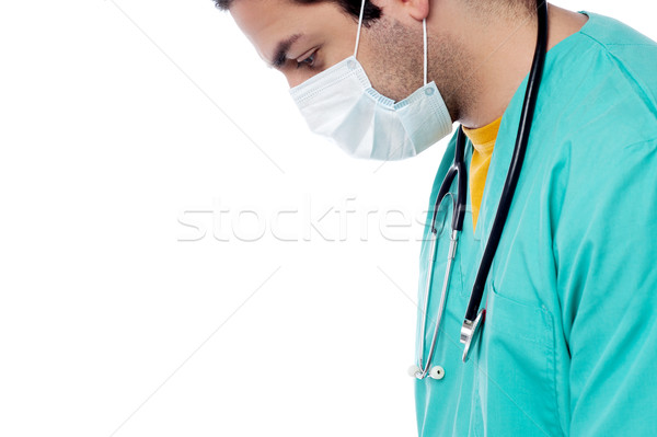 Młodych mężczyzna lekarz maski chirurgiczne lekarzy Zdjęcia stock © stockyimages