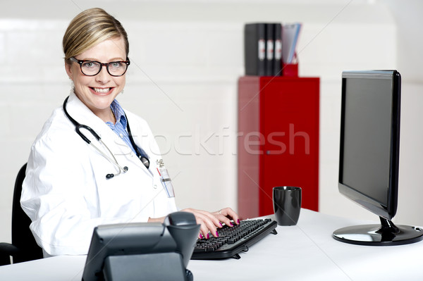 Kobiet lekarz uśmiechnięty kamery komputera Zdjęcia stock © stockyimages
