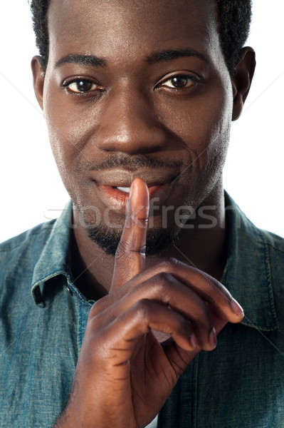 Silence geste jeunes Guy vue Photo stock © stockyimages