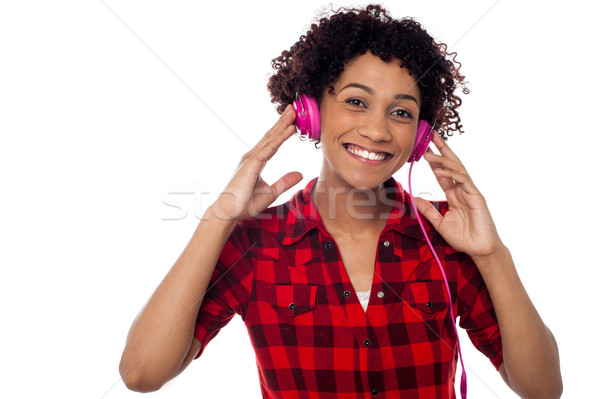 [[stock_photo]]: Femme · souriante · rose · casque · jeunes · dame