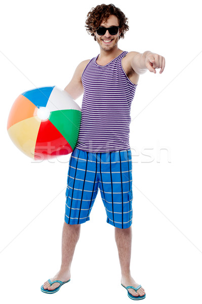 Foto stock: Alegre · tipo · pelota · de · playa · senalando · joven