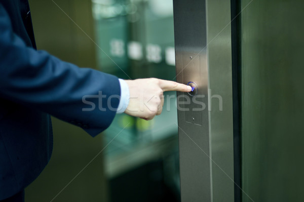 Mână Lift buton om de afaceri constructii Imagine de stoc © stockyimages