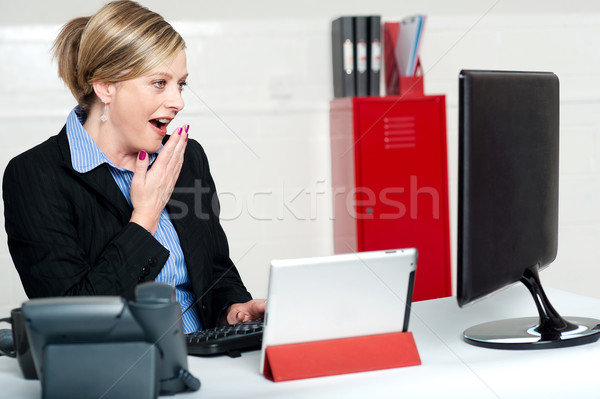 Stockfoto: Verwonderd · vrouwelijke · secretaris · naar · lcd · scherm