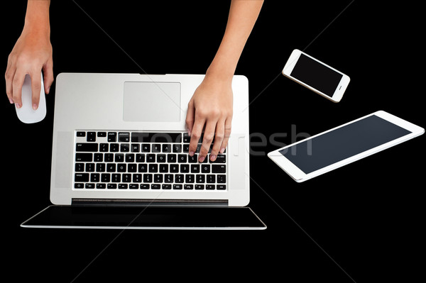 Mujer mano de trabajo portátil ratón Foto stock © stockyimages