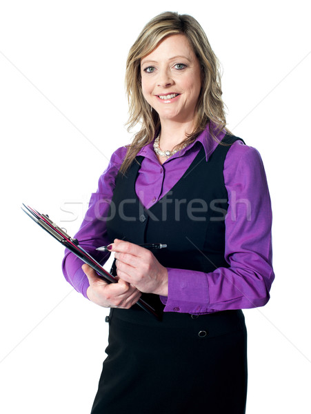 Portret cu experienta doamnă scris clipboard zâmbitor Imagine de stoc © stockyimages