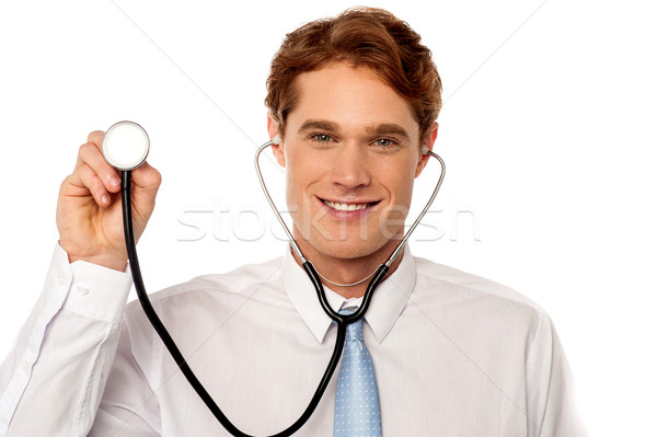 Médico posando sonriendo jóvenes doctor de sexo masculino listo Foto stock © stockyimages