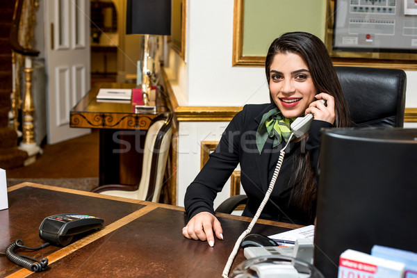 [[stock_photo]]: Bienvenue · hôtel · souriant · élégant · réceptionniste · parler