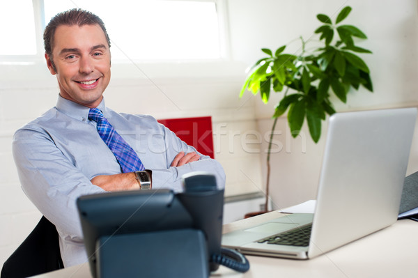 Om de afaceri statie de lucru relaxare pliat arme telefon Imagine de stoc © stockyimages